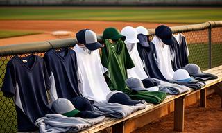 企業内野球大会用のチームウェアをグラウンドのベンチに並べた様子